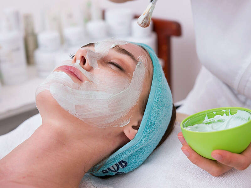 Gesichtsbehandlung mit Maske