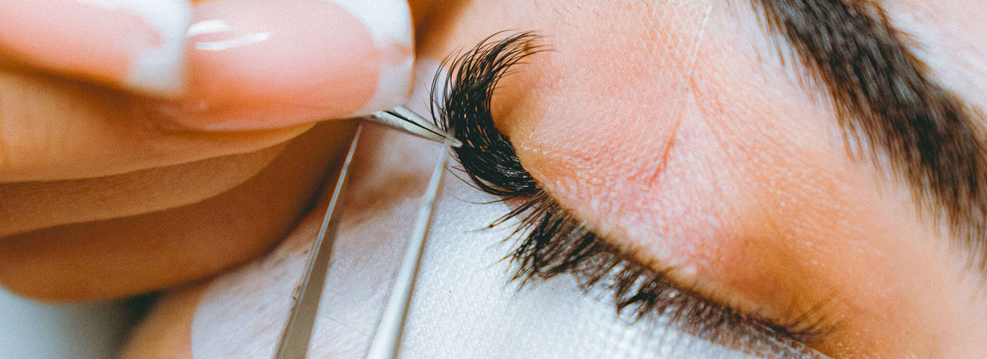 Wimpernverlängerung und Augenbrauenpflege bei Blossom Nails Spa in Innsbruck